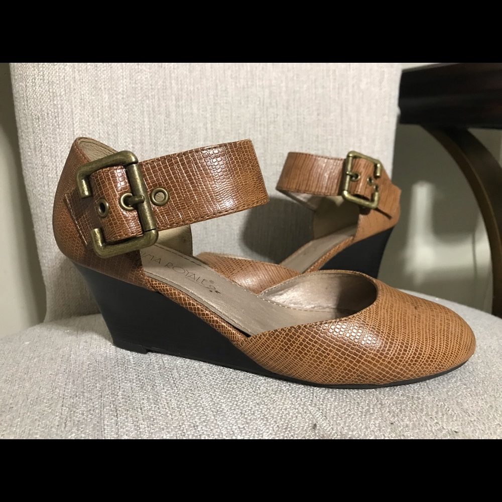 Elegant Wedges with buckle